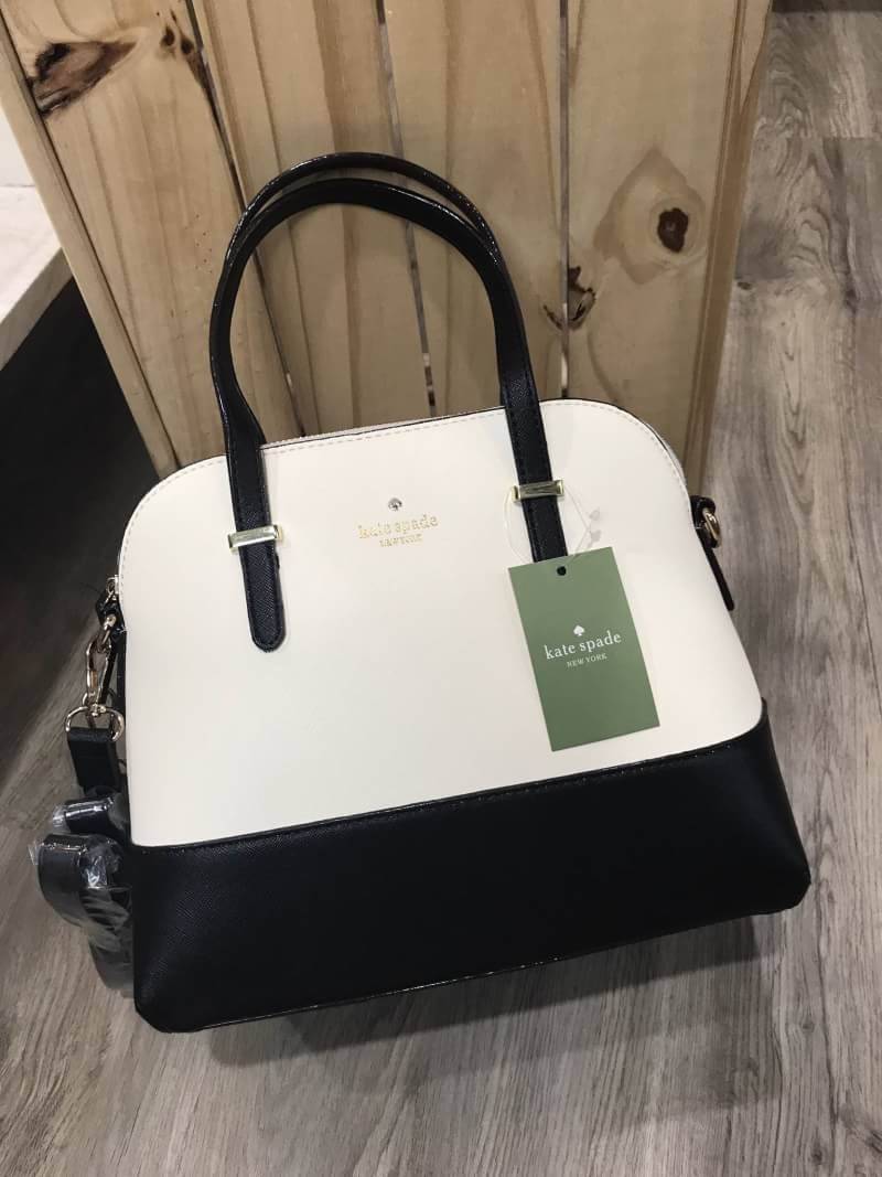 Kate Spade New York Cedar Street Maise CrossBody Bag กระเป๋าถือหรือสะพาย หนังลาย Saffiano สีทูโทนดำขาว สวยอยู่ทรงอด้านหน้าประดับ logo brand เปิดปิดด้วยซิป ภายในมีช่องซิป และช่องเล็ก ใส่กระเป๋าสตางค์ใบยาว ของใช้ ได้เยอะ มีหมุดรองฐานกันรอยสี่มุม มาพร้อมสายส