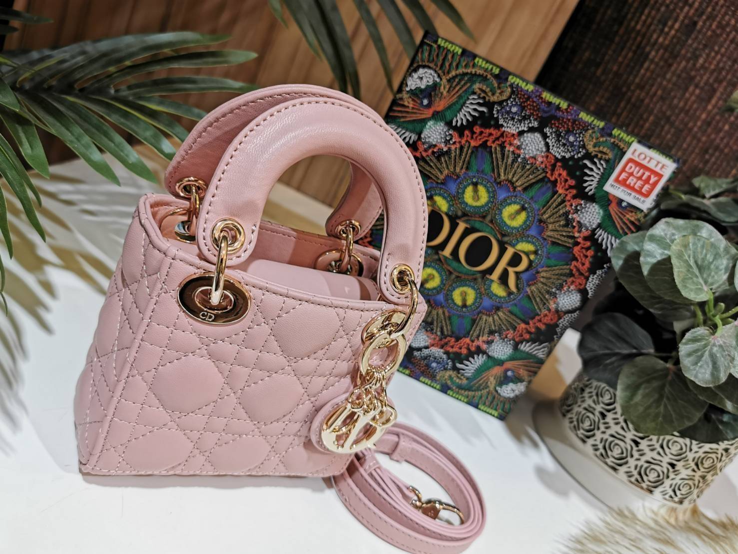 VIP 】CHRISTIAN DIOR MINI BAG VIP GIFT วัสดุหนังแท้ Calfskin ทรงเหลี่ยมหนังสวยหรูอยู่ทรงขึ้นลายเอกลักษณ์แบรนด์ ประดับTAGห้อยโลโก้แบรนด์อะไหล่ทองด้านหน้า เปิดปิดด้วยฝาปิด ภายในโล่งมีโลโก้สามารถใส่มือถือของจุกจิกได้ หูจับถนัดมือ สายสะพายหนังยาวถอดได้ปรับระดั