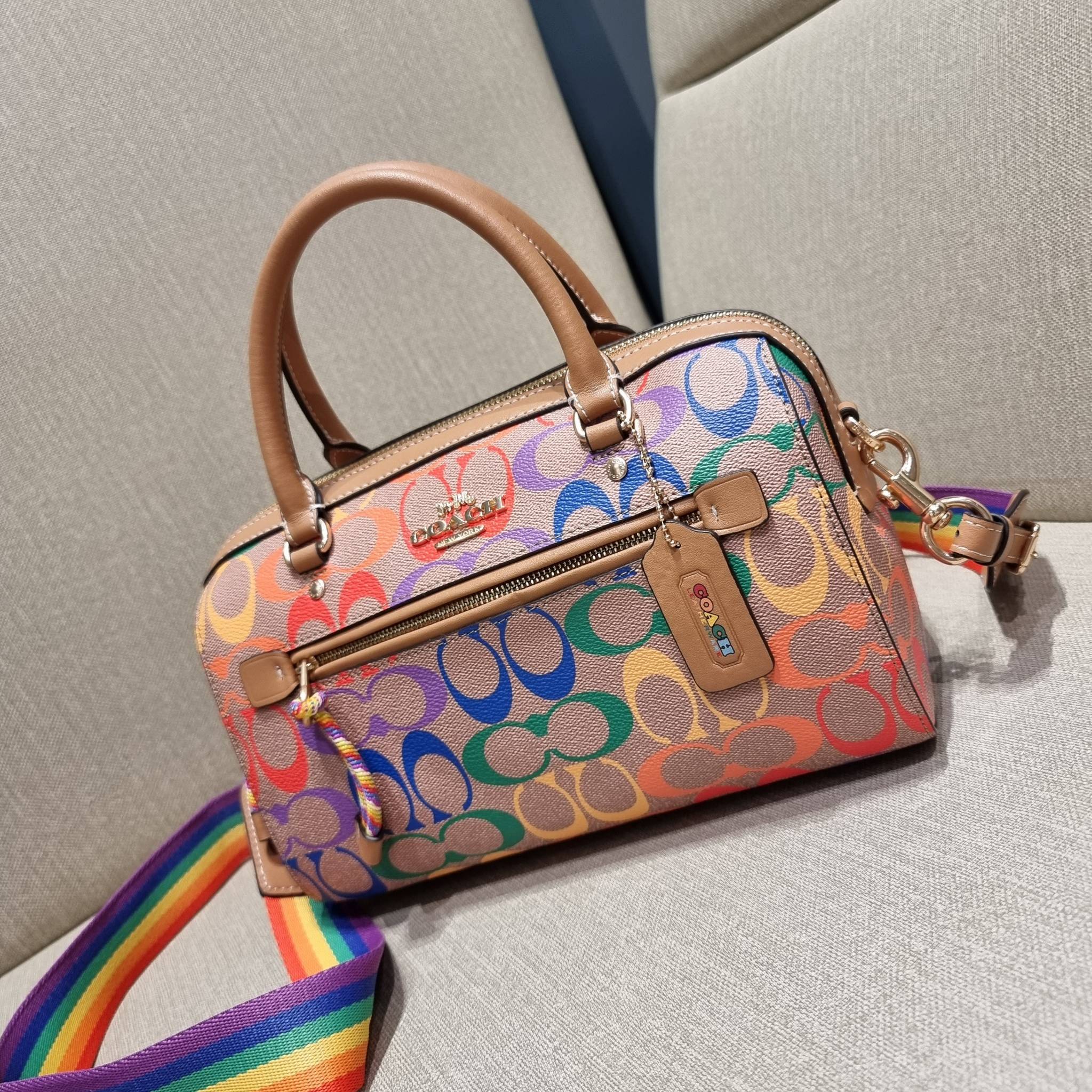COACH C4396 ROWAN SATCHEL IN RAINBOW SIGNATURE CANVAS กระเป๋าทรงหมอนยอดฮิต คอลเลคชั่นที่สวยโดดเด่น ด้วยดีไซน์เรนโบว์ สดใส!! รูปทรงสวยงาม คลาสสิค และใช้งานได้อย่างกระฉับกระเฉง วัสดุหนังแคนวาสเคลือบลาย ทนทาน ภายในโล่งกว้าง มีช่องซิปและแบ่งสัดส่วนได้ลงตัว บอ