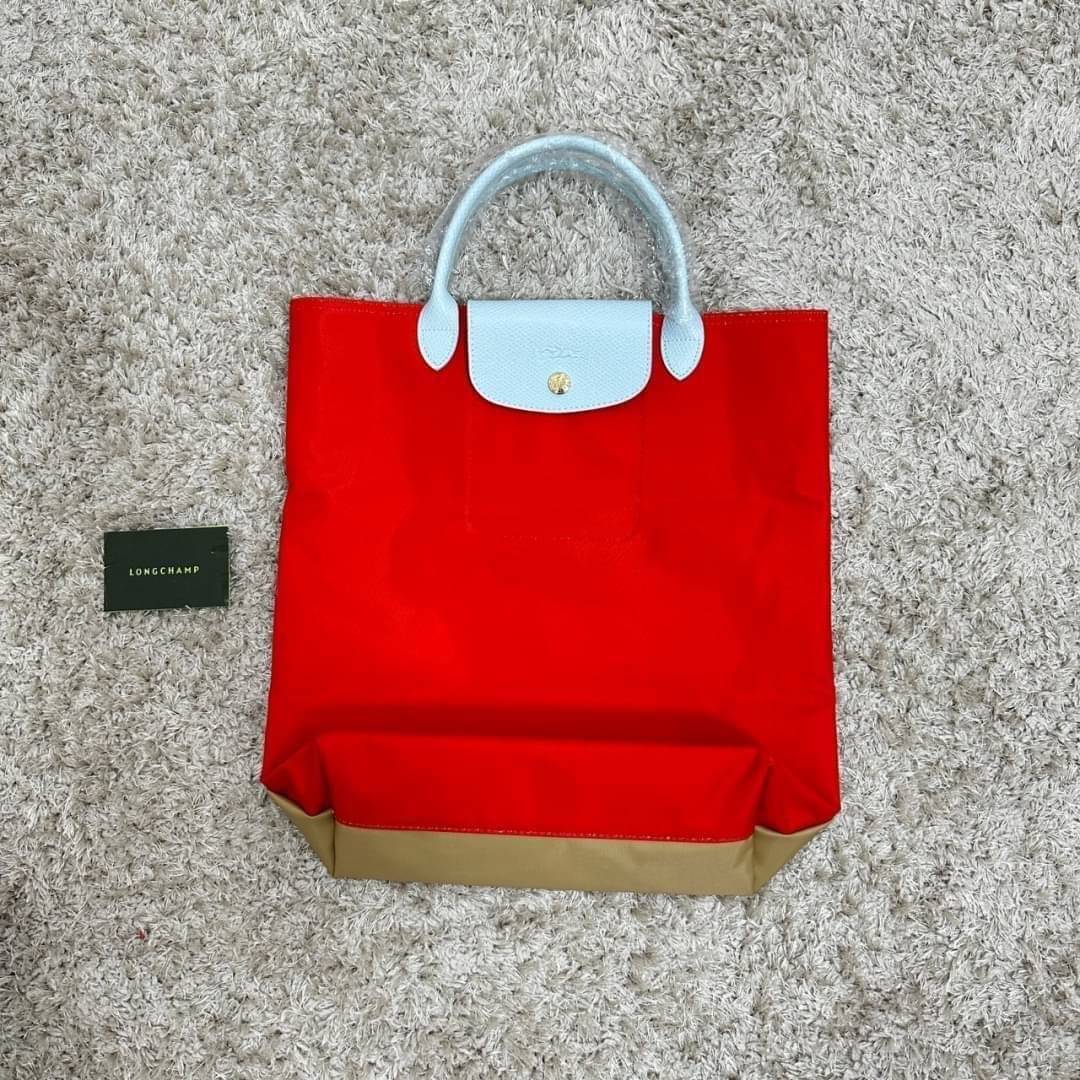 LONGCHAMP LE PLIAGE RE-PLAY TOP HANDLE BAG สินค้ารุ่นลิมิเต็ด collection สุดปัง ซื้อใบเดียวเหมือนได้2 ใบ กระเป๋าสะพายแนวตั้งที่กว้างขวาง มีเอกลักษณ์เฉพาะตัวแต่มีดีไซน์ที่น่าดึงดูด