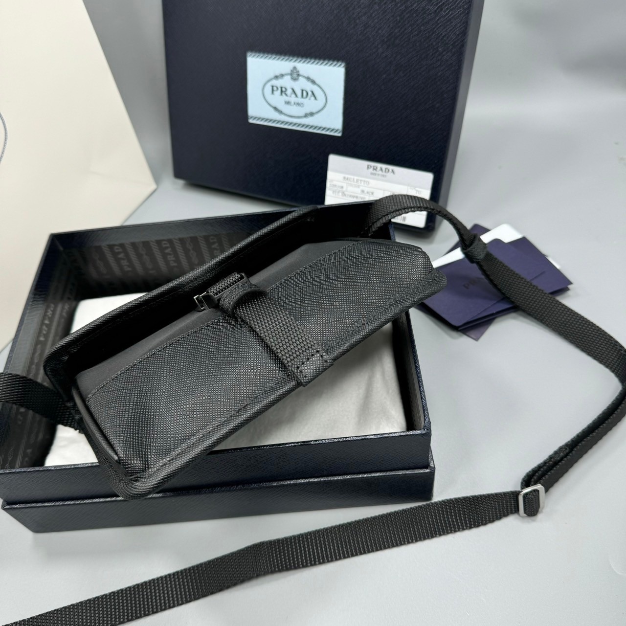 PRADA Re-Nylon and Saffiano leather smartphone case / PRADA Crossbody Nylon Men Bag กระเป๋าสะพายใบกะทัดรัด เป็นใบที่ท่านชายควรมีมาก งานสวยเท่ห์ ใช้ได้ทั้งชายหญิง เหมาะกับ everyday look มากๆค่ะ