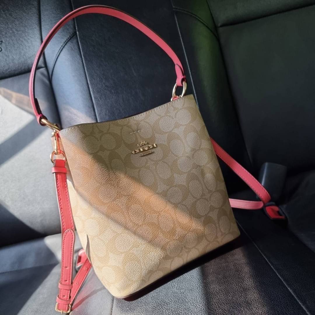 COACH 2312 SMALL TOWN BUCKET BAG IN SIGNATURE CANVAS รุ่นยอดนิยมใบเล็กมาครบสีแล้วจ้า กระเป๋าทรงบัคเก็ต สีผู้ดี๊ผู้ดี ตัวกระเป๋าดีไซน์คลาสสิคลายซี ดูโดดเด่น วัสดุหนังแคนวาสเคลือบลาย สวยคมทุกมุมจริงๆ!! เปิด-ปิดด้วยกระดุมแม่เหล็กทั้ง 2 ฝั่ง ภายในเป็นช่องโล่ง