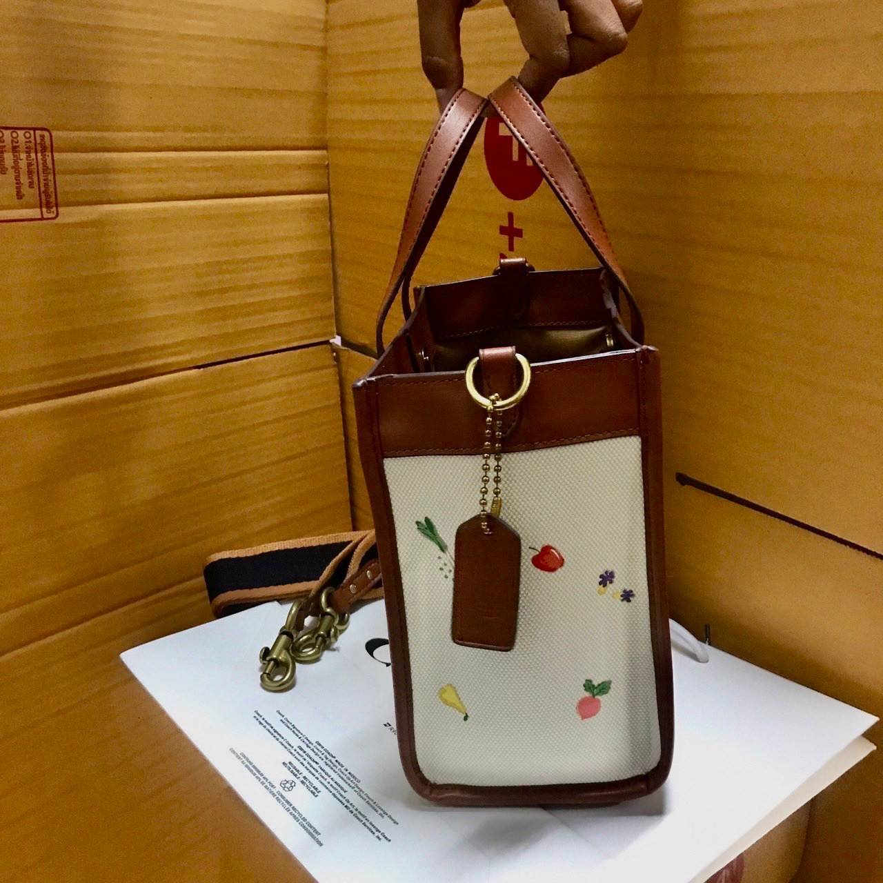 COACH FIELD TOTE 22 WITH GARDEN EMBROIDERY COACH BADGE