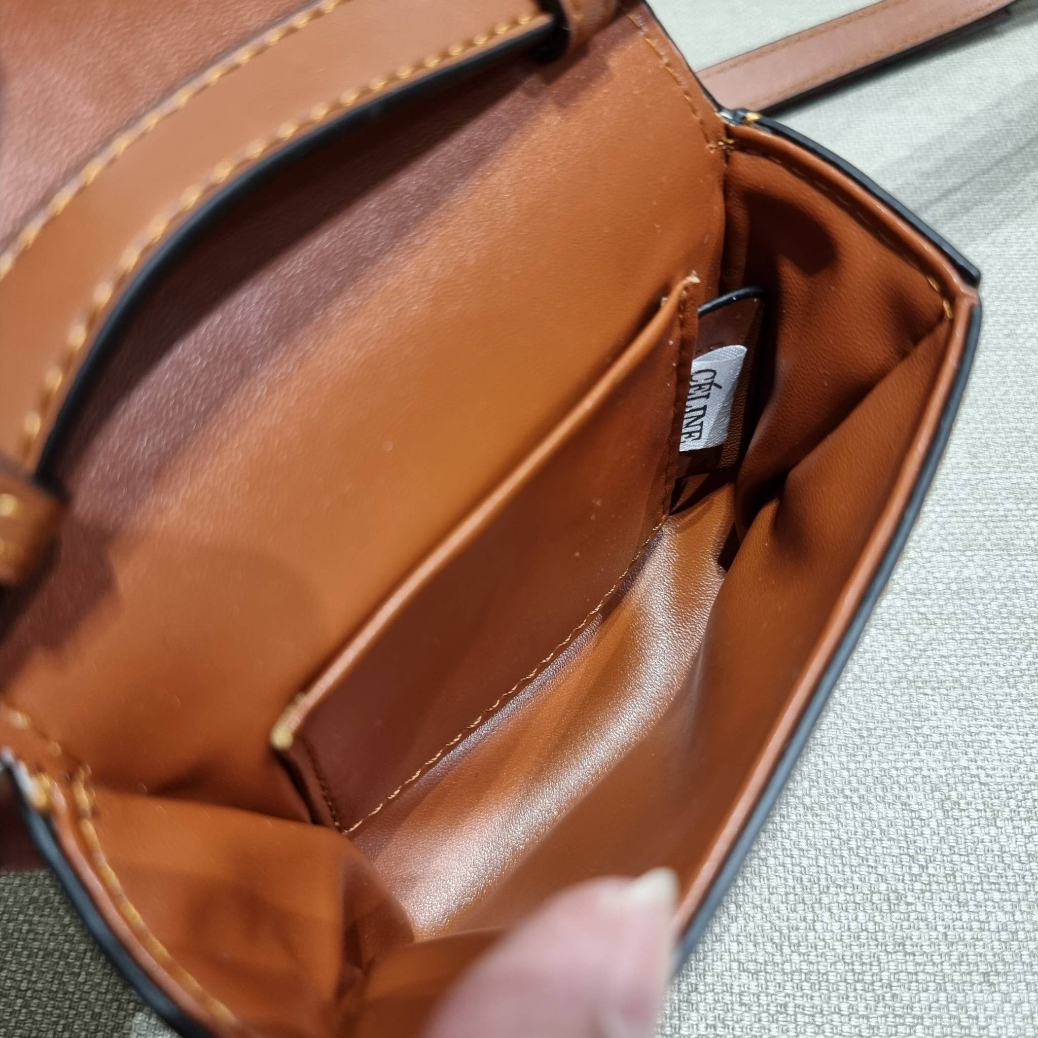 CELINE TRIOMPHE MINI BAG แรร์ไอเท็ม สีลิมิเต็ดในไซส์มินิ กับกระเป๋าสะพายที่เล็กแต่ปังมาก!! ดีเทลเรียบแต่หรู วัสดุหนังแท้ สีคลาสสิค เปิด-ปิดด้วยกระดุมแน่นหนา ภายในเป็นช่องโล่ง สายสะพายถอดได้ ปรับได้ตามชอบ ใบนี้สามารถใส่บัตร ใส่ธนบัตรได้ พกเป็นกระเป๋าสตางค์