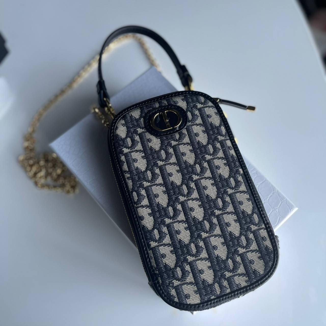 DIOR Phone Bag / DIOR 30 Montaigne Phone Holder Blue Dior Oblique Jacquard เกรดใช้งานสลับของแท้ เกรดออริจินอล กระเป๋าใส่โทรศัพท์ติดโลโก้ CD สีทองด้านหน้ากระเป๋า มีสายโซ่สีทองแบบยาวที่สามารถสะพาย crossbody ได้ และสายหนังเอามาหิ้วเก๋ๆ ก็ได้นะคะ สายทั้ง 2 สา
