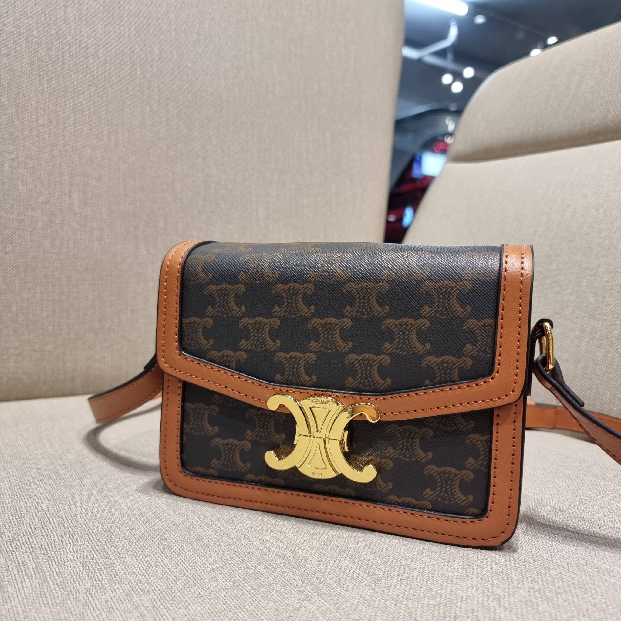 VIP 🥂 CELINE TEEN TRIOMPHE BAG IN TRIOMPHE CANVAS AND CALFSKIN ไม่มีไม่ได้เลยกับไอเท็มสุดคลาสสิค กระเป๋าสะพาย สวยอยู่ทรง ดีไซน์เป็นธรรมชาติ เนเชอรัลโทน ดูดี ดูแพง ไซส์กะทัดรัดมาใหม่ วัสดุหนังแคนวาสสลับหนังแท้ เปิด-ปิดด้วยตัวกดล็อค ใช้งานสะดวก ภายใ
