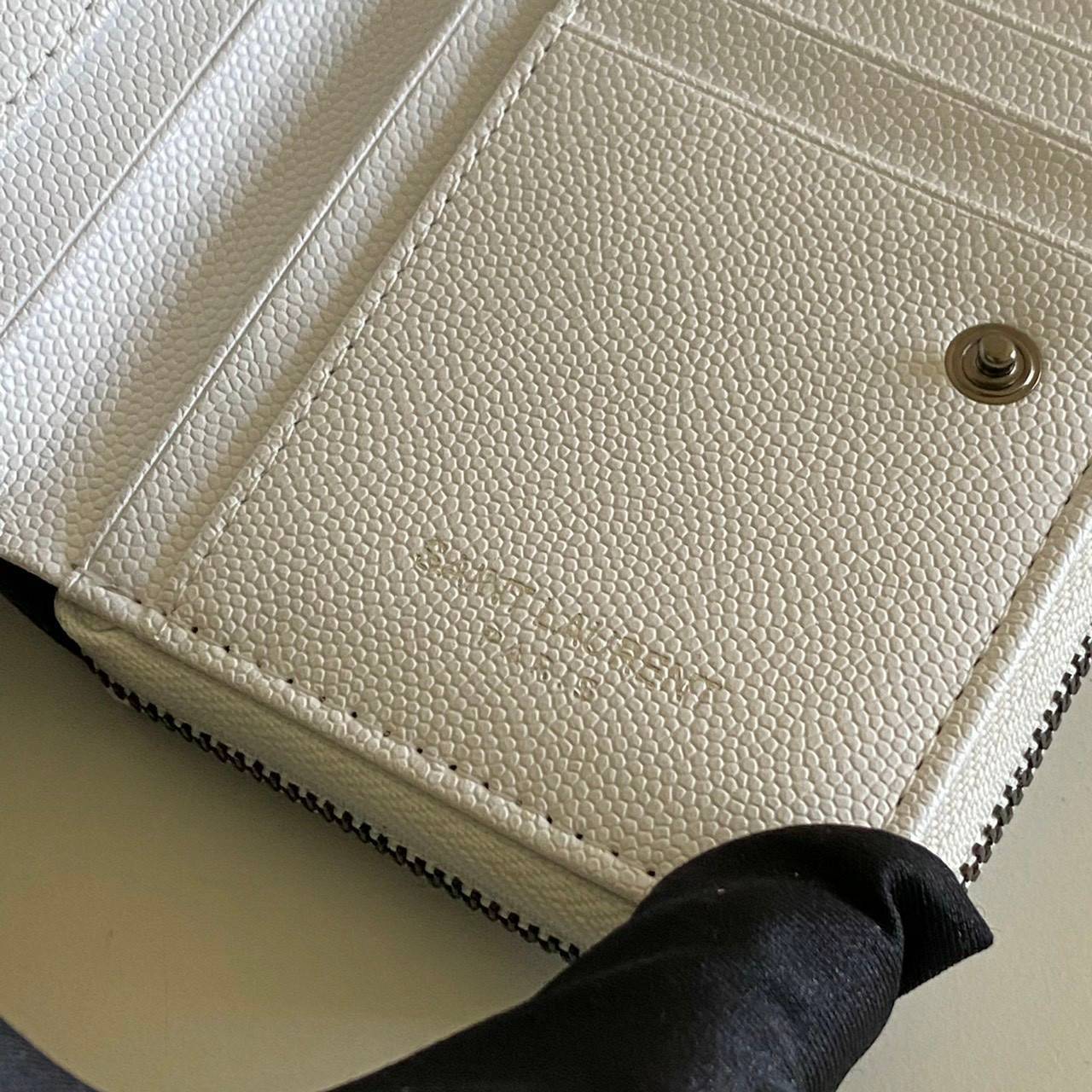 VIP GIFT 】หนังแท้ YSL Saint Laurent monogram compact zip short wallet มาแล้วจร้า ถามหากันเยอะมากๆ กระเป๋าสตางค์ใบสั้นที่ใส่แบงค์ ใส่บัตร ใส่เหรียญได้เยอะสุดๆ มีสองด้านซิปและพับ ใบเดียวครบจบเลย หนังสวยมาก ละเอียดสุดๆ