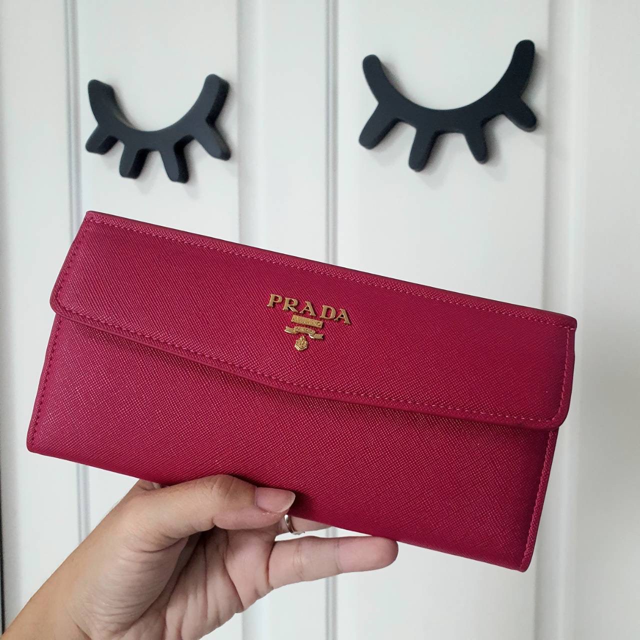 PRADA LONG WALLET Best Seller กระเป๋าสตางค์รับทรัพย์ ทรงหรู ลายหนัง SAFFIANO มีช่องใส่บัตร ถึง 12 ช่อง และช่องซิปใส่ของจุกจิกได้ น้ำหนักเบา จับถนัดมือ ขนาดกำลังดี