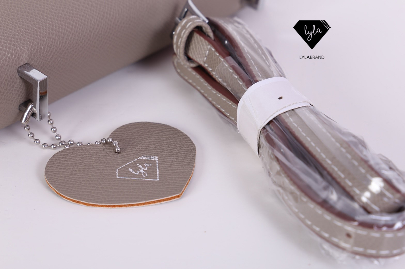 LYLABRAND🔔 Constance ไซต์ 18 สุดฮอต รุ่นนี้หนัง Epsom , PU top premium นะคะ หนังดีเลอค่าน่าสอยมากกก บอกคำเดียวเลยว่าเด็ดสุด !! เหมือนหนังแท้เบอสุดค่ะคูณผู้หญิง ลูกค้าเก่าน่าจะทราบกันดีอยู่แล้วว่าคุณภาพของร้านนี้ต้องมาเป็นอันดับหนึ่งเท่านั้น อิอิ ม