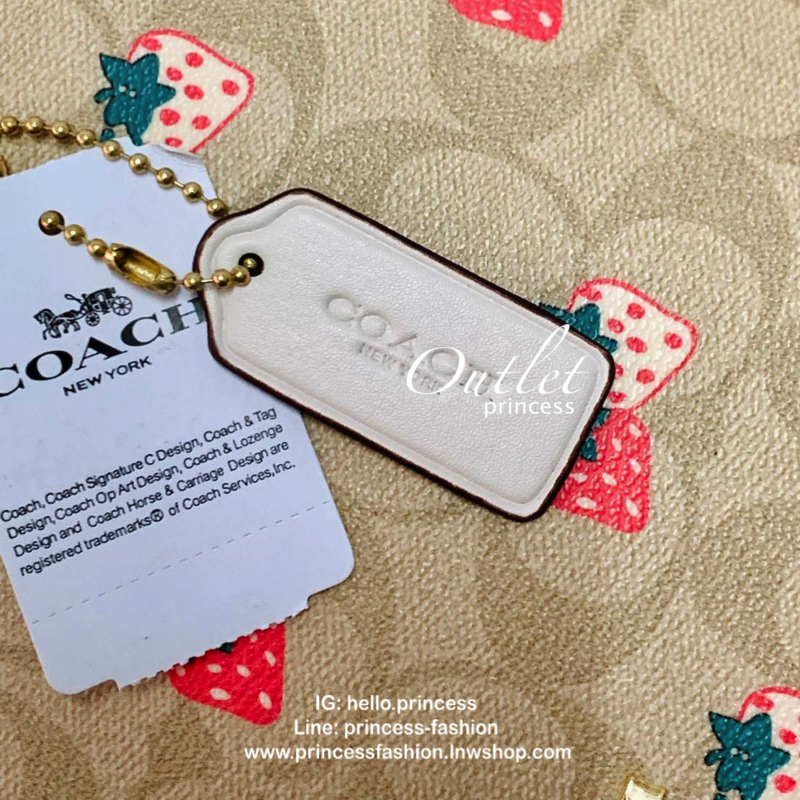 COACH MINI SIERRA SATCHEL IN SIGNATURE WITH STRAWBERRY PRINT (COACH 91514) กระเป๋าทรงโดม สุดฮิต วัสดุ pvc อย่างดีค่ะ 🔺จุดเด่นมีรูปสตรอเบอร์รี่น่ารักๆทั้งใบค่ะ เปิดปิดกระเป๋าแบบซิป ภายในกระเป๋ากว้าง ใส่กระเป๋าเงินใบยาวได้;ของจำเป็นของสาวๆได้ครบค่ะ 