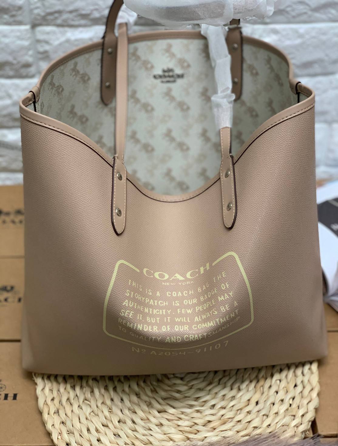 COACH 91107 REVERSIBLE CITY TOTE WITH HORSE AND CARRIAGE PRINT ใช้ได้ 2 ด้าน 🔺ทรง Tote รุ่นแนะนำค่ะ!! วัสดุ pvc อย่างดี นิ่มยวบตัวสวย ลายรถม้าทั้งใบค่ะ (ในไทยหายากค่ะลายนี้) 📌สามารถใช้ได้ทั้งด้านในและด้านนอกนะคะ สวยทั้ง2ด้านเลยทีเดียว เป็น