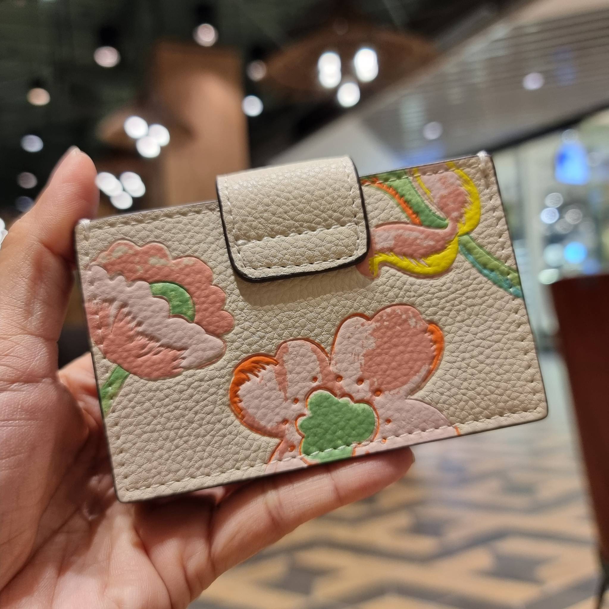 COACH C8325 ACCORDION CARD CASE WITH DREAMY LAND FLORAL PRINT ไอเท็มที่ทำใจฟูจัดเลยจ้า กับกระเป๋าถนอมบัตร ที่สาวๆตามหา ดีไซน์ลวดลายน่ารักมากๆ ขนาดกะทัดรัด พกพาสะดวก วัสดุหนัง pepble ภายในเป็นช่องใส่บัตรได้หลายใบ เหมาะมากสำหรับใครที่มองหากระเป๋าแบ่งสัดส่วน