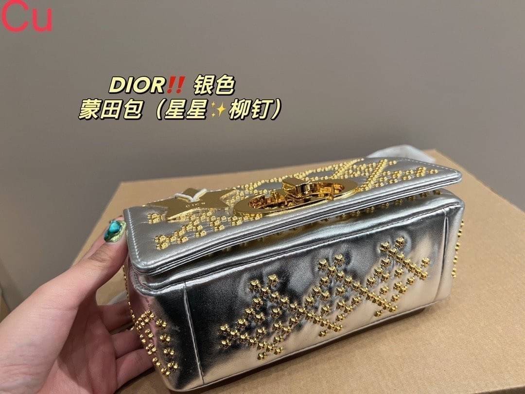 DIOR CARO BAG 8" กระเป๋าสะพายข้างทรงสวยรุ่นพิเศษ ปักหมุดสีทองเต็มใบ หรูหราอร่ามทั่วทั้งใบ ดีไซน์ย้อนยุค เป็นเอกลักษณ์และคลาสสิค หรูหรา ใช้งานง่าย ในราคาสุดคุ้ม จัดเลย!!