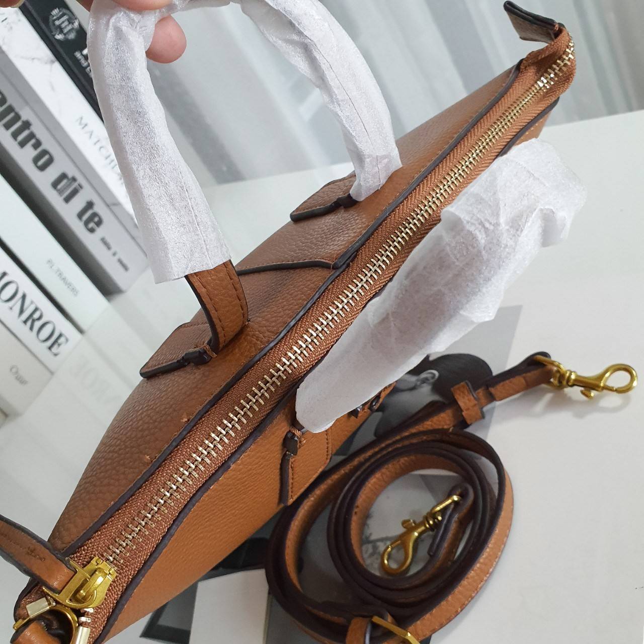 Tory Burch Mcgraw Mini Top Zip Satchel กระเป๋าสะพายทรงสวย ใบขนาดเล็กกำลังดี หนังสวยมาก ปักโลโก้แบรนด์ด้านหน้า เปิดปิดด้วยซิปยาวอะไหล่ทอง บุผ้าไนลอนปั้มลายแบรนด์ด้านใน พร้อมช่องใส่ของ1ช่อง สามารถใส่กระเป๋าสตางค์ใบยาว มือถือ iphone เงิน ของจุกจิกได้ มาพร้อม