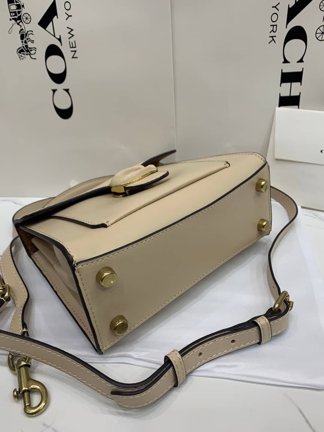 COACH TABBY TOP HANDLE 20 พร้อมส่งที่ไทยค่ะ! กระเป๋าหิ้ว//สะพายข้างได้ หนังแท้อย่างดี กหนึ่งใบทำหนังสองลายได้อย่างสวยงาม พร้อมโลโก้รุ่นใหม่ล่าสุดดูดีมากๆค่ะ เปิดปิดกระเป๋าแบบกดล็อค ภายในมีช่องหลักสองช่อง ใส่มือถือได้ทุกรุ่น;กระเป๋าเงินใบกลางได้;ของจำเป็นจ