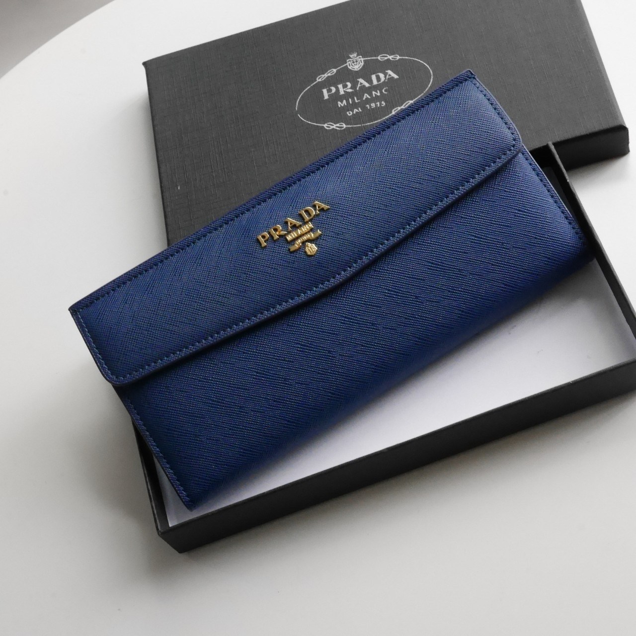 พร้อมส่งครบสีค่ะ 🖤💙💖 Best Seller PRADA LONG WALLET กระเป๋าสตางค์ยาว **รับทรัพย์ ทรงหรู จากงานพรีเมี่ยมกิ้ฟ จากเคาเตอร์ต่างประเทศ จากแบรนด์ PRADA ลายหนัง SAFFIANO มีช่องใส่บัตร ถึง 12 ช่อง และช่องซิปใส่ของจุกจิกได้ น้ำหนักเบา จับถนั