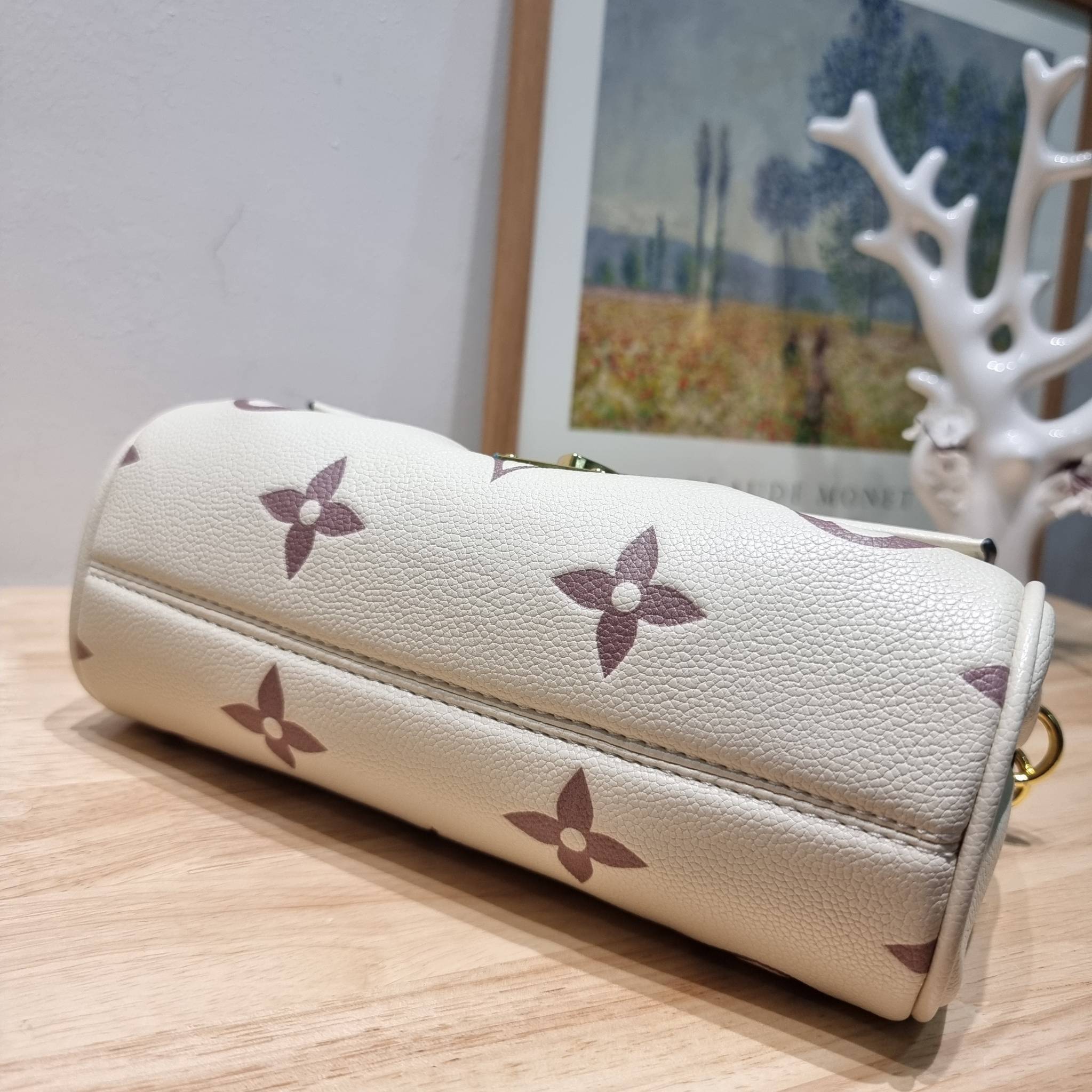 LV Favorite Bicolor Monogram Empreinte Leather - Handbags / LV FAVORITE BAG กระเป๋าสะพายคอลใหม่ล่าสุด สวยหรู ดูแพง ดีไซน์รูปทรงออกมาให้ใช้งานได้ง่าย