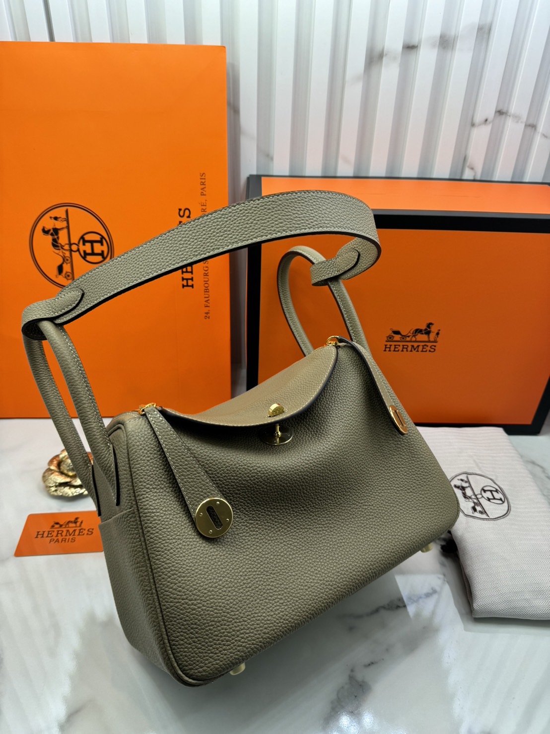 พร้อมส่ง 15 สี HERMES Lindy 26 bag กระเป๋าทรงโท้ทหนังสวยอย่างดี เอกลักษณ์ของความเรียบหรูไฮคลาสอย่างสมบูรณ์แบบ เกรดออริ สลับแท้ งานสวยตามรูป ใช้งานต่างประเทศได้