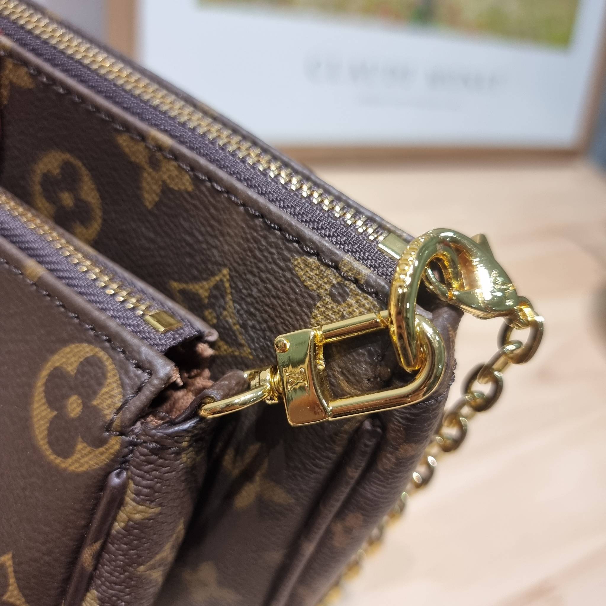 Set 4 ชิ้น LV Multi Pochette Bag New in!! กับ box set ชวนสะสม ที่จับเอารุ่นยอดฮิต มามิกซ์รวมกับไอเท็มสุดคุ้มของมันต้องมี!! จัดเรียงให้อยู่ในกล่องสุดหรู ไม่ว่าจะตัวกระเป๋า กระเป๋าสตางค์ กระเป๋าจิ๋ว ใบไหนๆก็นำมาใช้งานได้จริง คุ้มค่ามากๆ แถมฟรี! ริบบิ้นลายลิ