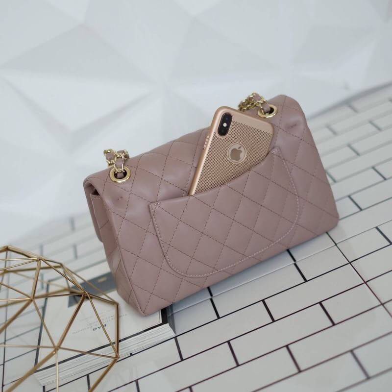 KEEP รุ่น KEEP shoulder Quited chain handbag สวย หรู มากๆ เลยน๊า กระเป๋าอยู่ทรง เย็บตารางสวย แถมใช้หนังตัวใหม่ Microfiber สวย ทน กว่าเดิม รอบนี้มาพร้อมสีใหม่ให้เลือกด้วยนะค๊า