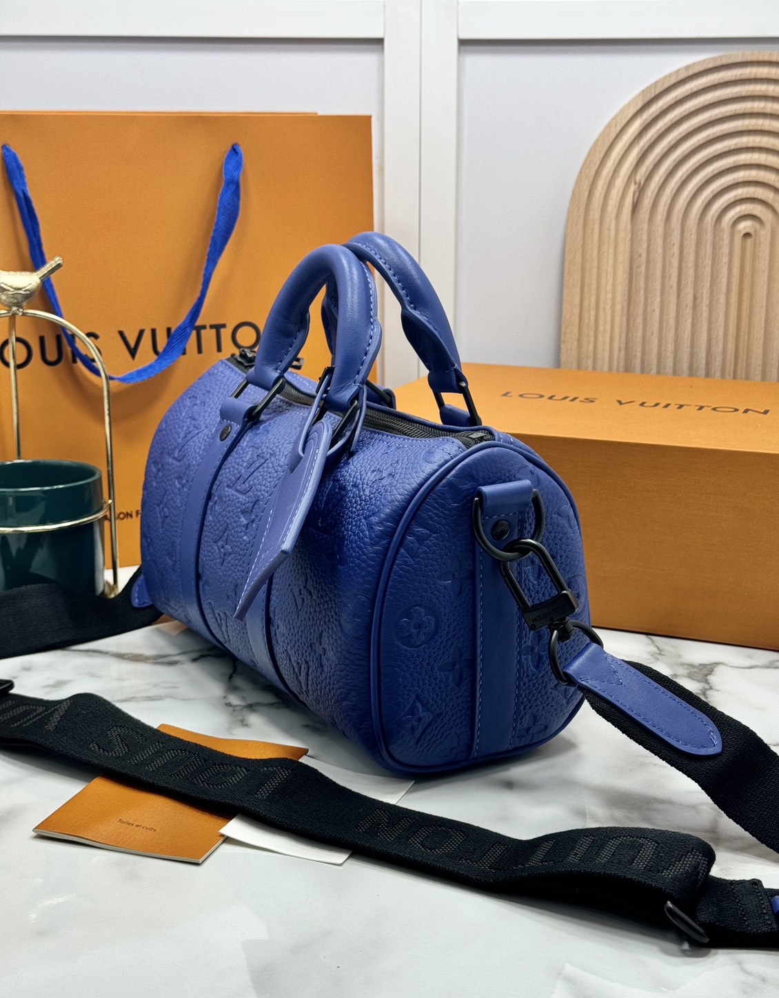 TOP ORI หนังแท้ | LV Keepall Bandoulière 25 กระเป๋าสะพายทรงหมอนสุดไอคอนิก หนังแท้ Taurillon ลายเกรน ฉลุลายโมโนแกรมสวยหรูคลาสสิก โทนสีหรูหราเข้ากันอย่างลงตัว