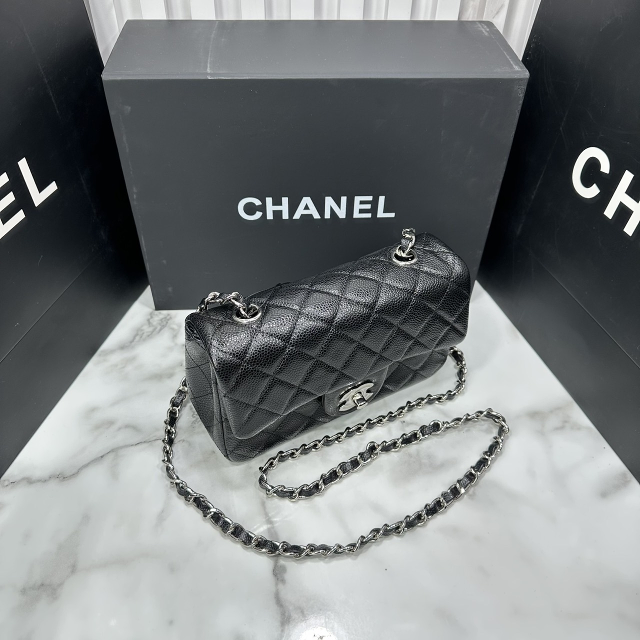 ORI หนังแท้ | CHANEL Classic 20cm shoulder bag กระเป๋าสะพายรุ่นยอดนิยม หรูหราระดับตำนาน สวยงามเหนือกาลเวลา