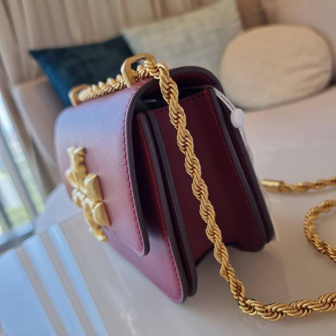 TORY BURCH ELEANOR SMALL CONVERTIBLE SHOULDER BAG ฮอตไอเท็ม รุ่นนี้ขายดีขายหมด สวยหรู คุณหนู ผู้ดี!! หายากมากแล้วน้า กระเป๋าสะพายข้าง ดีไซน์อยู่ทรง ขนาดกำลังสะดวกใช้สำหรับสาว วัสดุหนังแท้เต็มใบ สีทูโทน เปิด-ปิดด้วยแถบแม่เหล็ก ภายในแบ่งสัดส่วนได้เป็นอย่างด