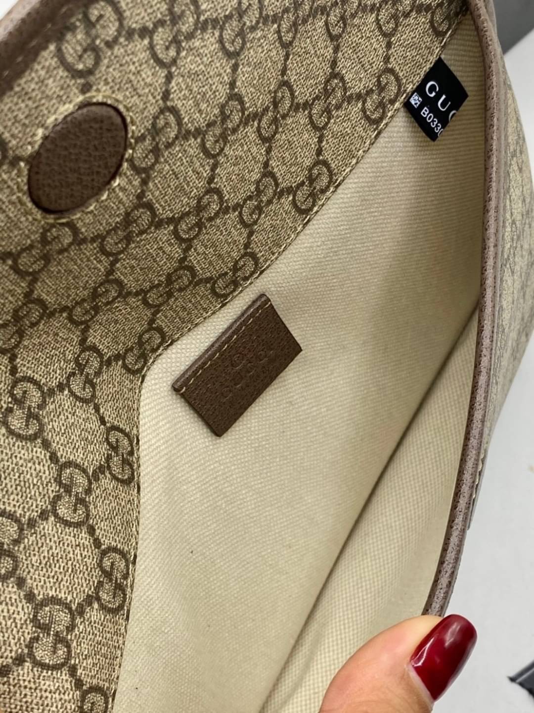 VIP 】หนังแท้ Gucci GG belt bag อีกหนึ่งกระเป๋าคาดอก ที่เป็น unisex และหายากไปอีก ดีไซน์ย้อนยุคยอดฮิต ขนาดกะทัดรัดพกสะดวก วัสดุหนังแคนวาส ทนทาน ภายในเป็นช่องโล่ง ใส่โทรศัพท์ได้ ของจุกๆสำคัญๆได้ สายสะพายปรับได้ตามตัว ใบจริงเห็นแล้วหลงรัก คุ้มค่าที่สุด จัดเล