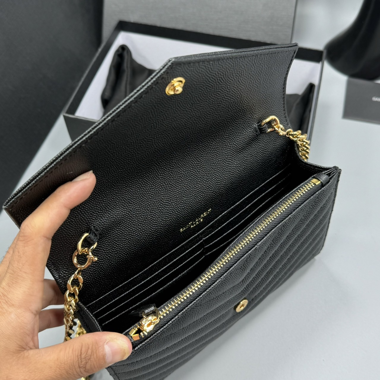 YSL Envelope WOC 7.5 Wallet on chain / YSL Clutch Bag 7.5" กระเป๋าสะพายรุ่นยอดนิยม เกรดหนังคาเวียร์สวยเต็มใบ เกรดออริ 1:1 ใช้งานต่างประเทศได้