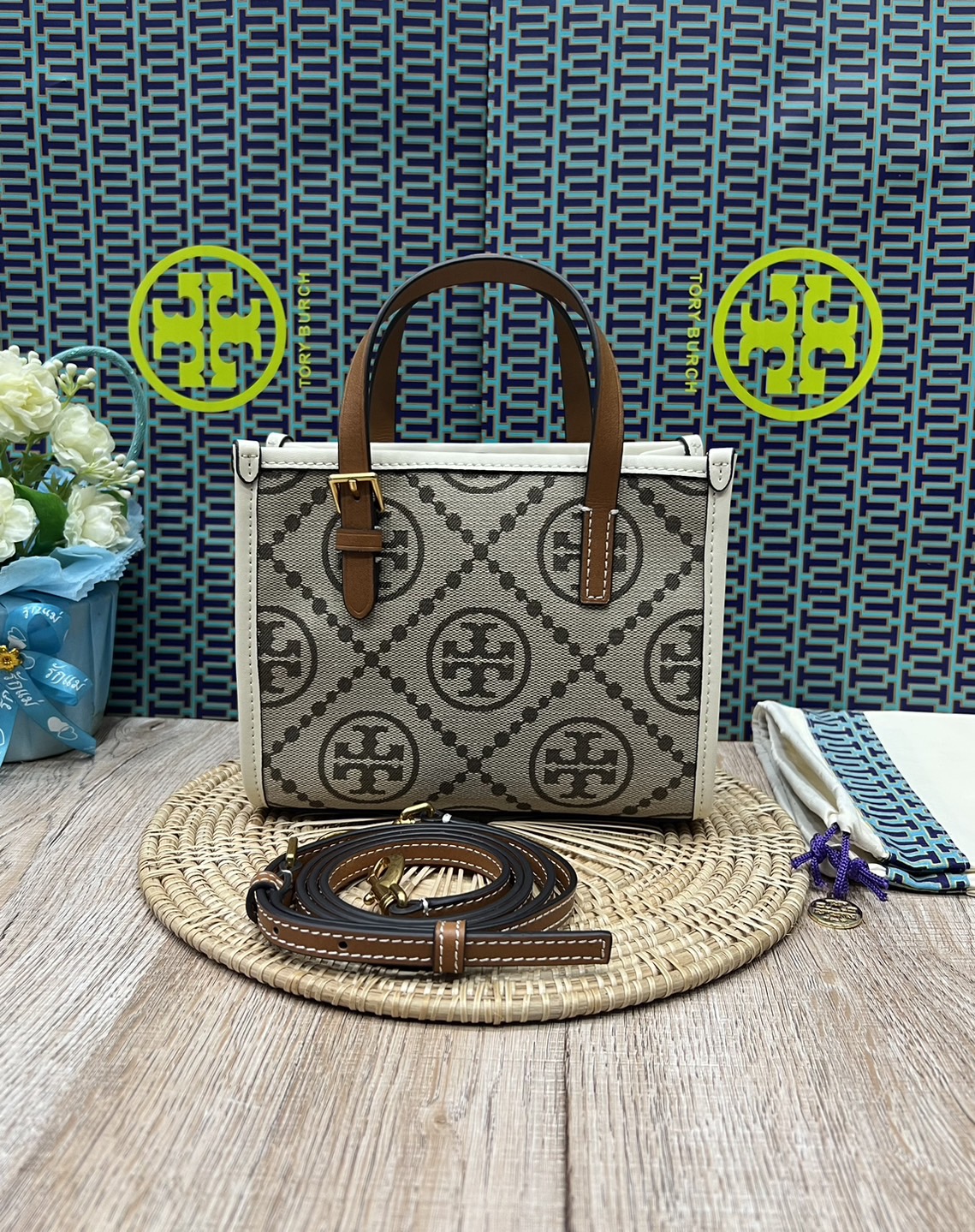 Tory Burch Mini T Monogram Square Tote / TORY BURCH Shopper Tote Bag 19cm ใบเล็ก กระเป๋าทรงโท้ท รุ่นใหม่ Square Tote ตกแต่งขอบด้วยหนังหรู มาพร้อมช่องเก็บของที่จุของได้มากมาย และสายจับกระเป๋าที่สามารถสะพายขึ้นไหล่ เหมาะสำหรับการใช้งานหลากหลายรูปแบบ รังสรรค