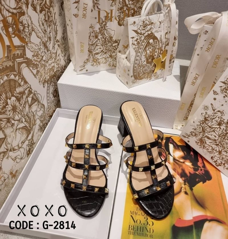 Valentino รองเท้า งานสวม หมุด สวยเก๋ ของมันต้องมีคะ แมทส์ชุดไก้หลากหลาย สวมใส่ง่าย วัสดุหนัง PU พิมพ์ลายคล้ายหนังแท้ ส้นแท่ง ใช้งาน ยื่น เดิน สบาย ไม่เมื่อย