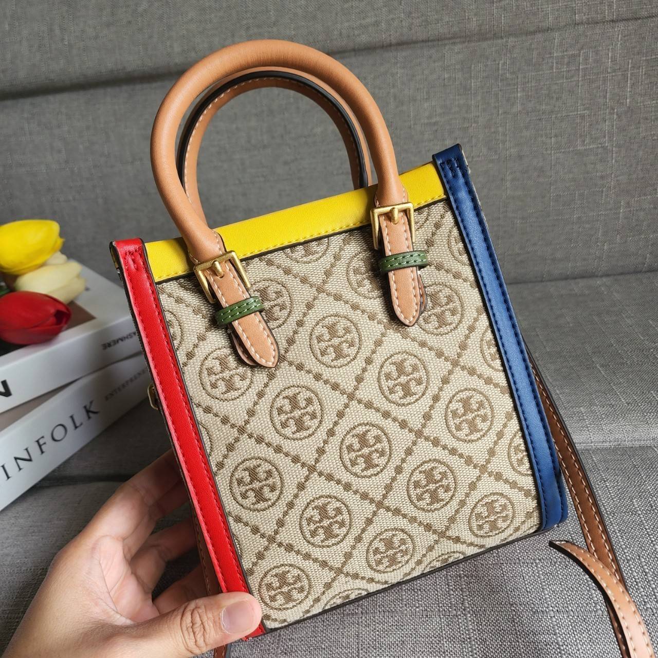TORY BURCH T MONOGRAM COLORBlOCK JACQUARD MINI TOTE คอลเลคชั่นใหม่ล่าสุด ครอบครองก่อนใคร ไอเท็มยุคนี้รุ่นที่ควรมีติดตู้คะสาวๆ วัสดุ jacquard สลับหนังแท้ หูจับ มาพร้อมสายสะพายข้างหนังแท้ ปรับระดับได้ สายสามารถถอดออกได้ ภายในเป็นช่องโล่ง ใส่มือถือได้ กระเป๋