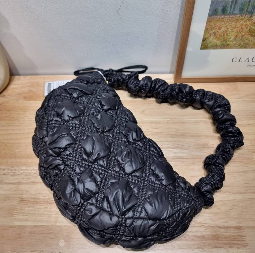 Carlyn cozy bag / Carlyn glaze bag 13 สีพร้อมส่ง อีกหนึ่งคอลเด็ด ที่ฮิตแบบฉุดไม่อยู่ กับไอเท็มนุ่มนิ่มจากเกาหลี พร้อมสีใหม่ล่าสุด กระเป๋าสะพายก้อนเมฆสุดเก๋ ที่สามารถใช้ได้หลากหลาย