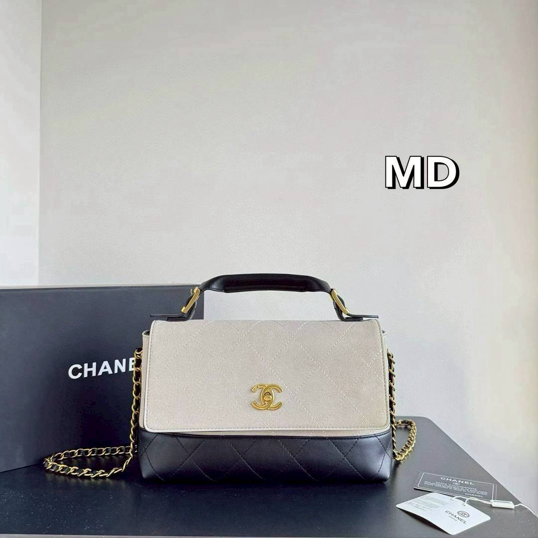 Chanel Flap Leather Suede Bag กระเป๋าสะพาย ดีไซน์ใหม่ คงความคลาสสิคและสวยหรู มีทั้งแบบงานหนังเต็มใบ/ทูโทน/และงานหนังกลับ สวยหรูหรา ภายในเป็นช่องโล่ง