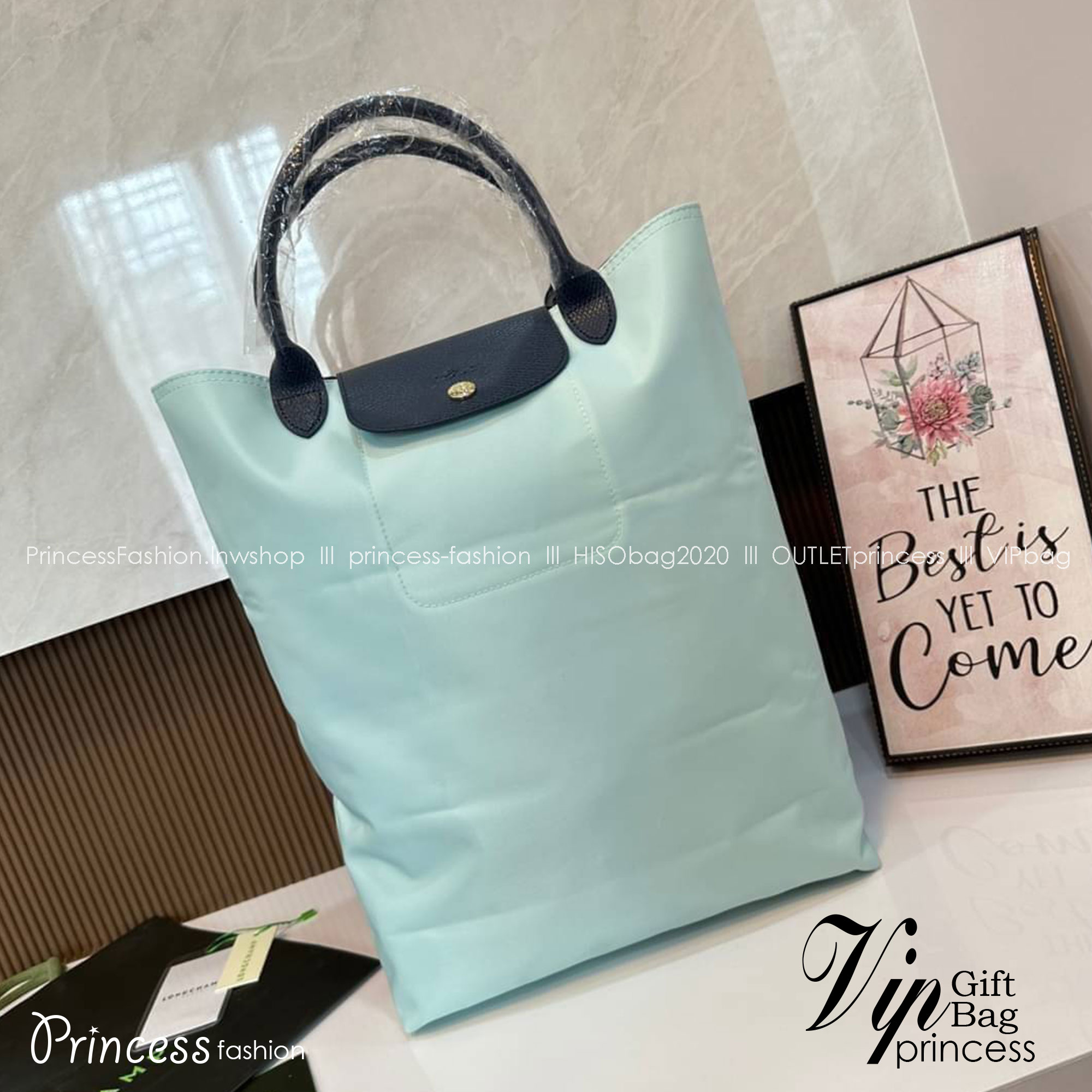 LONGCHAMP LE PLIAGE RE-PLAY TOP HANDLE BAG สินค้ารุ่นลิมิเต็ด collection สุดปัง ซื้อใบเดียวเหมือนได้2 ใบ กระเป๋าสะพายแนวตั้งที่กว้างขวาง มีเอกลักษณ์เฉพาะตัวแต่มีดีไซน์ที่น่าดึงดูด