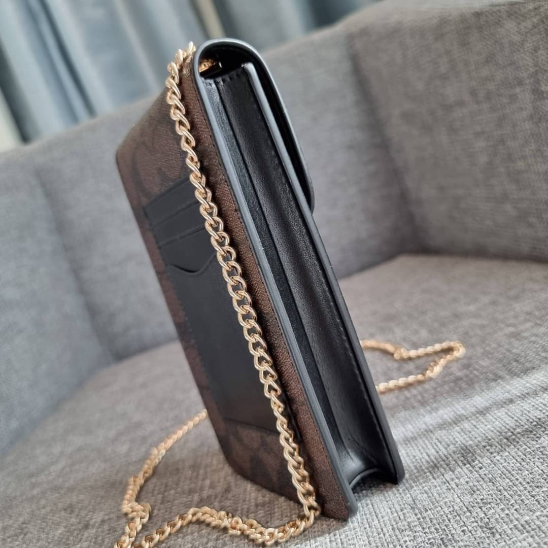 COACH NORTH/SOUTH PHONE CROSSBODY IN SIGNATURE CANVAS F55636 F39955 สุดคลาสสิคกับกระเป๋าสะพายเอนกประสงค์ Case phone ใส่โทรศัพท์มือถือได้ทุกรุ่น ดีไซน์ลายเอกลักษณ์ วัสดุหนังแคนวาสเคลือบลาย ฝาและภายในเป็นหนังสังเคราะห์เรียบ เปิด-ปิดด้วยกระดุม สายสะพายยาวประ