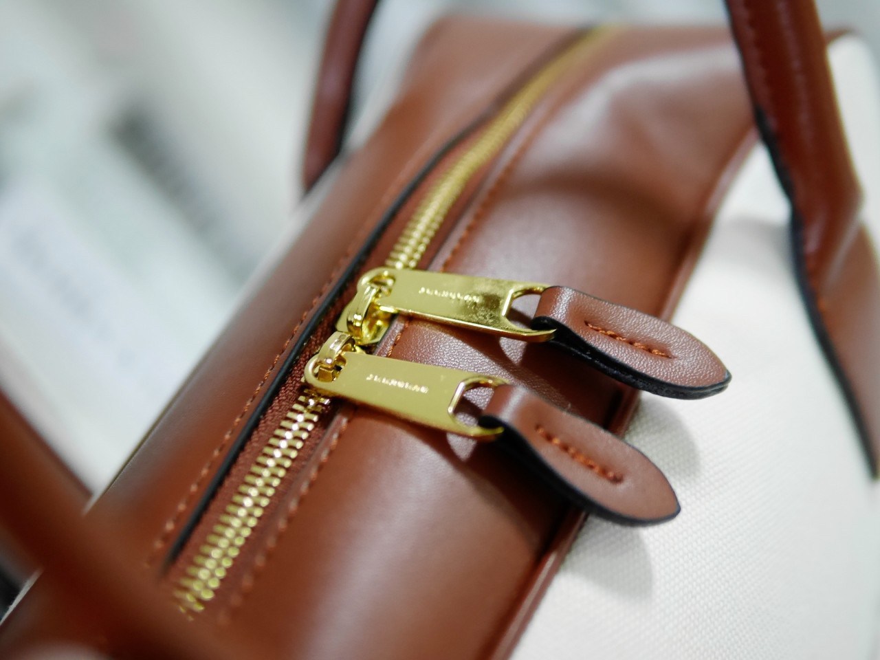 กระเป๋าทรงหมอน สวยสุดคลาสสิค BURBERRY BAG VIP GIFT WITH PURCHASE (GWP) พรีเมี่ยมกิ๊ฟ Limited Edition จากBURBERRY วัสดุผ้าแคนวาสสีขาวเรียบสวยมาก สกรีนโลโก้แบรนด์ด้านหน้า เปิดปิดด้วยซิปมีที่จับหนัง ด้านในใส่ของได้เยอะจุใจ ใส่ไอแพดมินิได้ค่ะ อะไหล่แบรนด์สีทอ