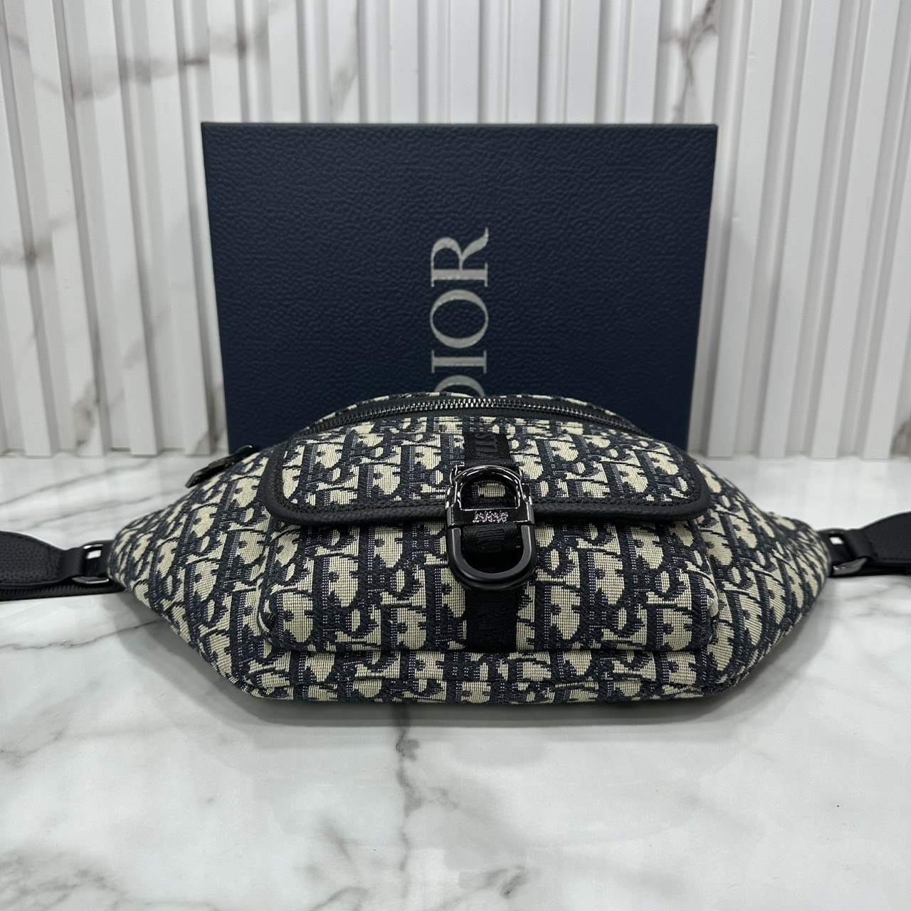 DIOR 8 waist bag Oblique jacquard fabric กระเป๋าสะพายคาดอก เอกลักษณ์ทอผ้าแจ็คการ์ดอย่างดี สวยสง่างามเหนือกาลเวลา มีไว้ไม่มีเอาท์ ท่านชายควรมีมากค่ะ