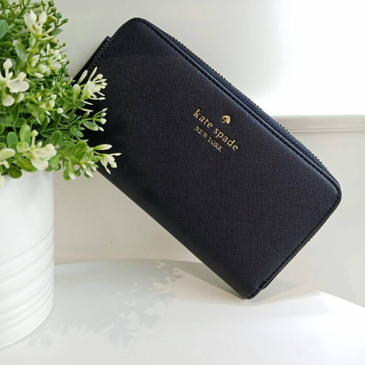 Kate Spade Size: 19 x H. 11 x 2 cm. Color: Black, Navy blue Kate Spade Saffiano long wallet กระเป๋าสตางค์ใบยาวซิปรอบ วัสดุหนังลาย saffiano ภายในมีช่องใส่ธนบัตร, บัตร และช่องซิปใส่เหรียญ ด้านหลังมีอีก 1 ช่องค่ะ