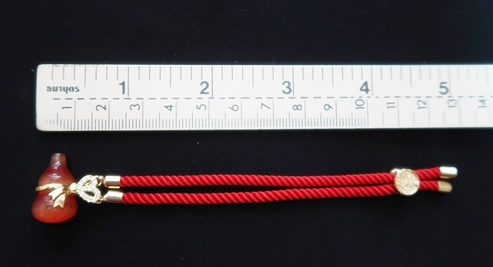 สร้อยข้อมือน้ำเต้าสีแดงด้ายแดง ดูดทรัพย์ เสริมดวงค้าขายค่ะ