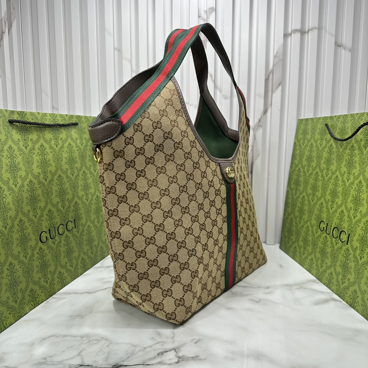 ORI หนังแท้ | Gucci Giglio Large tote bag / Monogram / Denim กระเป๋าทรงสะพายทรงโท้ทใบใหญ่ ดีไซน์ใหม่ล่าสุด สวยหรู่เท่มาก มาพร้อมใบเล็กเข้าเซ็ท พร้อมสายสะพายยาวเขียวแดงเป็นเอกลักษณ์ ภายในโล่งกว้าง จุของได้เยอะจุใจ