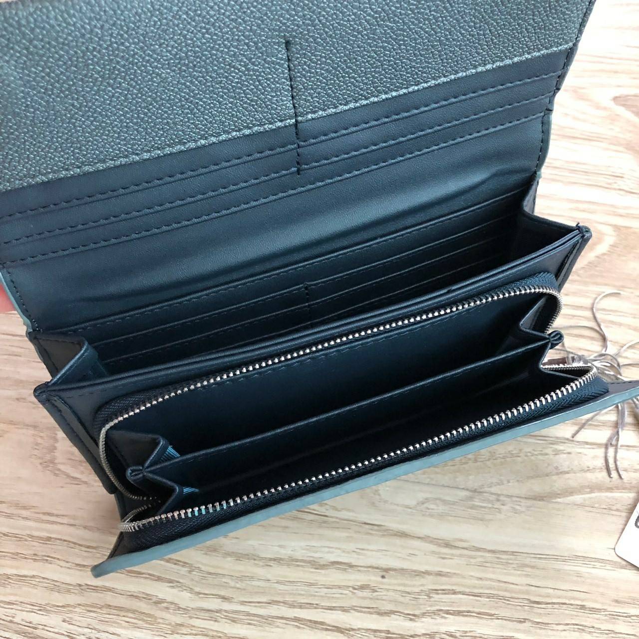 Charles & Keith Basic Long Wallet กระเป๋าสตางค์ใบยาว ตกแต่งด้วยพู่ เปิด – ปิดกระเป๋าด้วยเเม่เหล็กแบบซ่อน ภายในมีช่องใส่บัตร ช่องซิปใส่เหรียญ และช่องใส่ธนบัตร ใส่ iPhone Plus ได้ค่ะ ด้านหลังมีช่อง 1 ช่อง