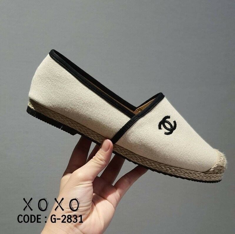 Chanel รองเท้าคัชชู ผ้าแคนวาส เรียบ สวย หรู ปักโลโก้แบรนด์ด้านข้าง หน้ากว้าง ใส่สบาย น้ำหนักเบา แมทส์ชุดง่าย