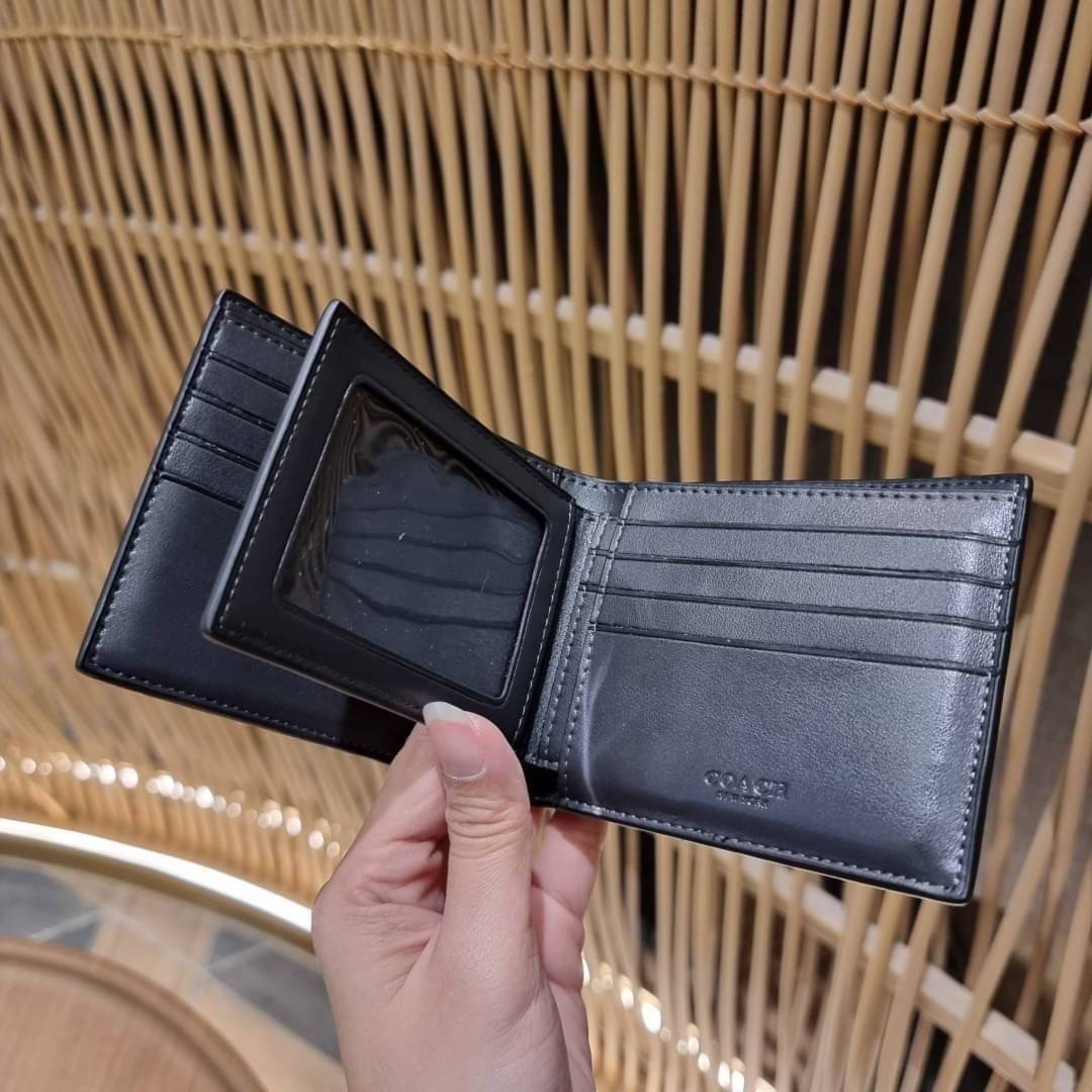 COACH DOUBLE BILLFOLD WALLET IN SIGNATURE CANVAS WITH WOLF MOTIF F31522 WITH GRAFFITI F37333 น้องชายสุดหล่อมาแล้ววว!! 😎 กระเป๋าสตางค์ใบสั้น เอาใจหนุ่มๆ ดีไซน์รูปหมาป่า สุดเท่ ด้านในกระเป๋าเป็นหนังแท้ มีช่องใส่บัตรเยอะ ใส่ธนบัตรได้ทุกชนิด และมี kee