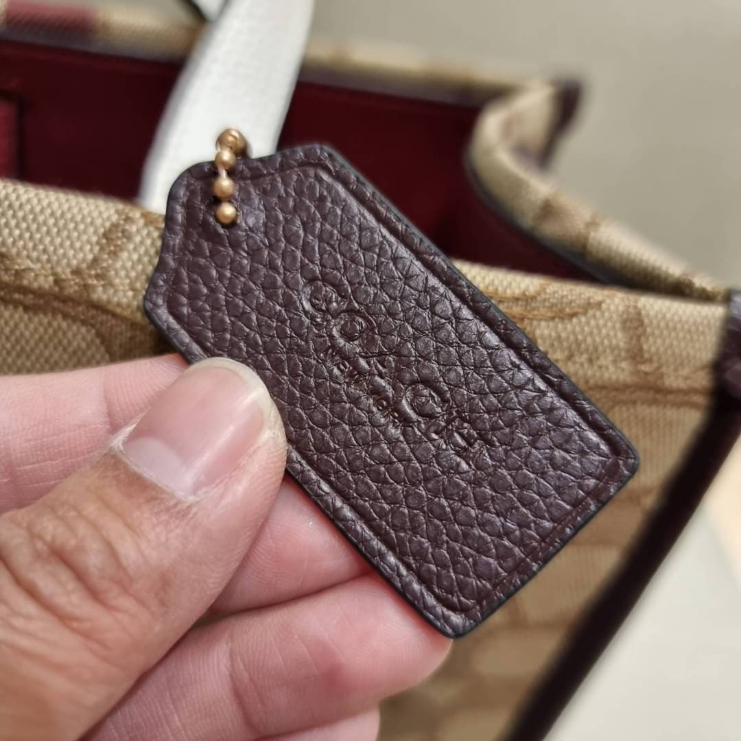 ใบใหญ่ COACH C8407 DEMPSEY CARRYALL IN SIGNATURE JACQUARD WITH STRIPE AND COACH PATCH ใบใหญ่ จุใจ คอลเลคชั่นใหม่ สีที่สาวๆรอคอย สวยคม ละมุนและมีความหรูในตัว กับกระเป๋าทรงโท้ท ไซส์ใหญ่ที่สามารถจุของได้แบบไม่ต้องกังวล ฟังก์ชั่นการใช้งานสะดวกที่สุด มีทั้งสาย