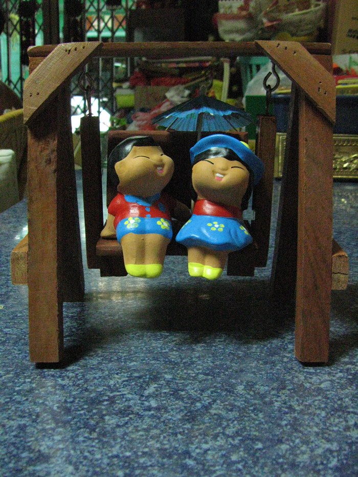 เด็กน้อยเล่นชิงช้าค่ะ