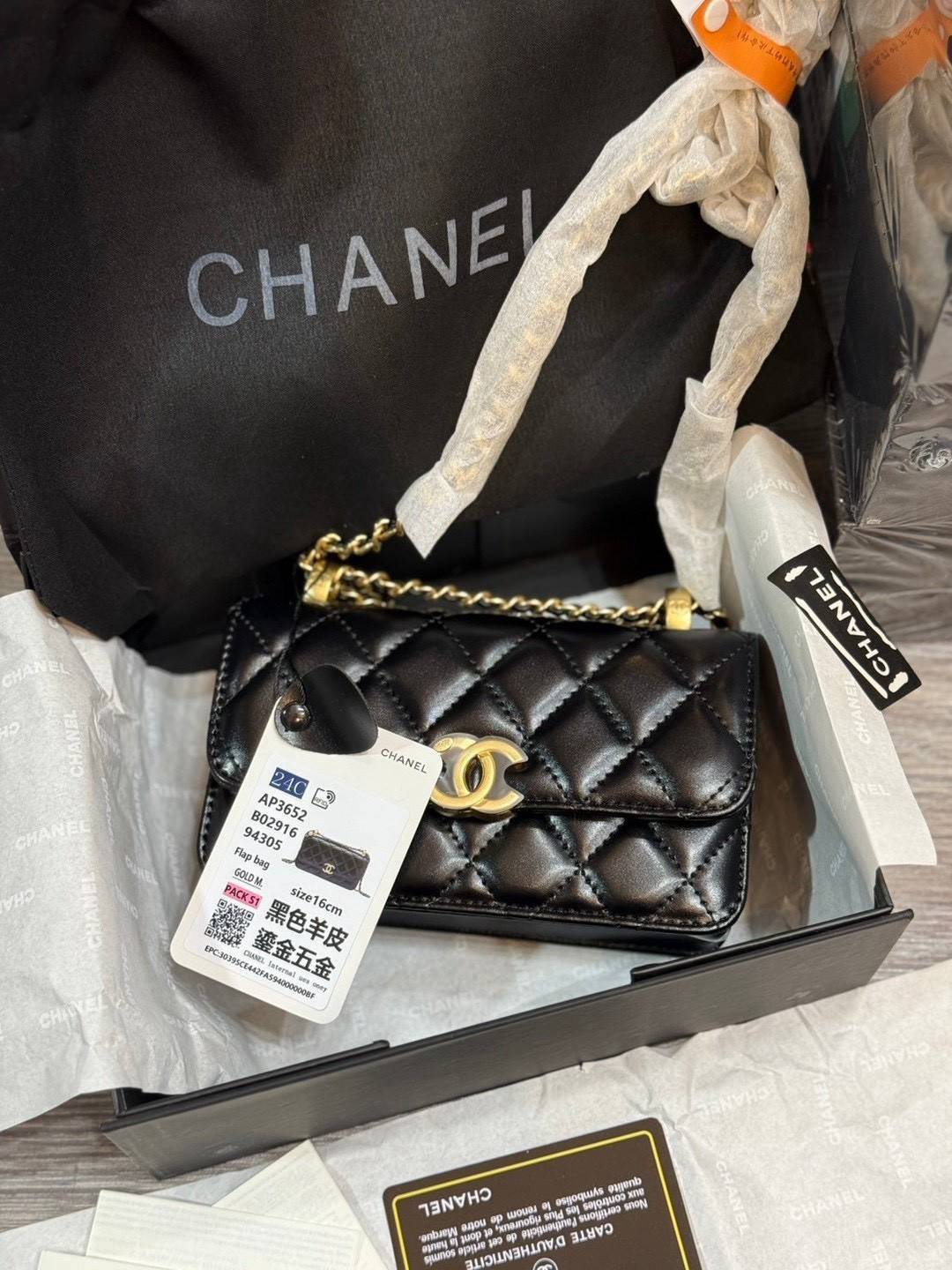 CHANEL 22 Double gold ball bag กระเป๋าสะพายสุดหรูรูปทรงคลาสสิกตลอดกาลไม่มีเอาท์ เพิ่มกิมมิกด้วยลูกบอลสีทองห้อย 2 ข้างปลายสายสะพาย เพิ่มความน่ารักโดดเด่น ดูแพง ผู้ดีคุณหนูลูกคุณมากๆ