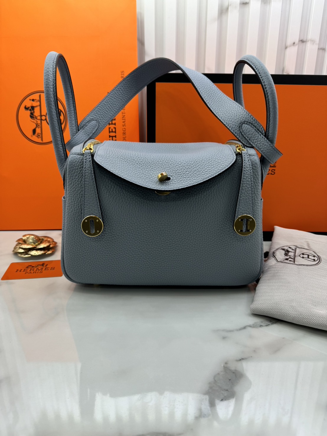 พร้อมส่ง 15 สี HERMES Lindy 26 bag กระเป๋าทรงโท้ทหนังสวยอย่างดี เอกลักษณ์ของความเรียบหรูไฮคลาสอย่างสมบูรณ์แบบ เกรดออริ สลับแท้ งานสวยตามรูป ใช้งานต่างประเทศได้