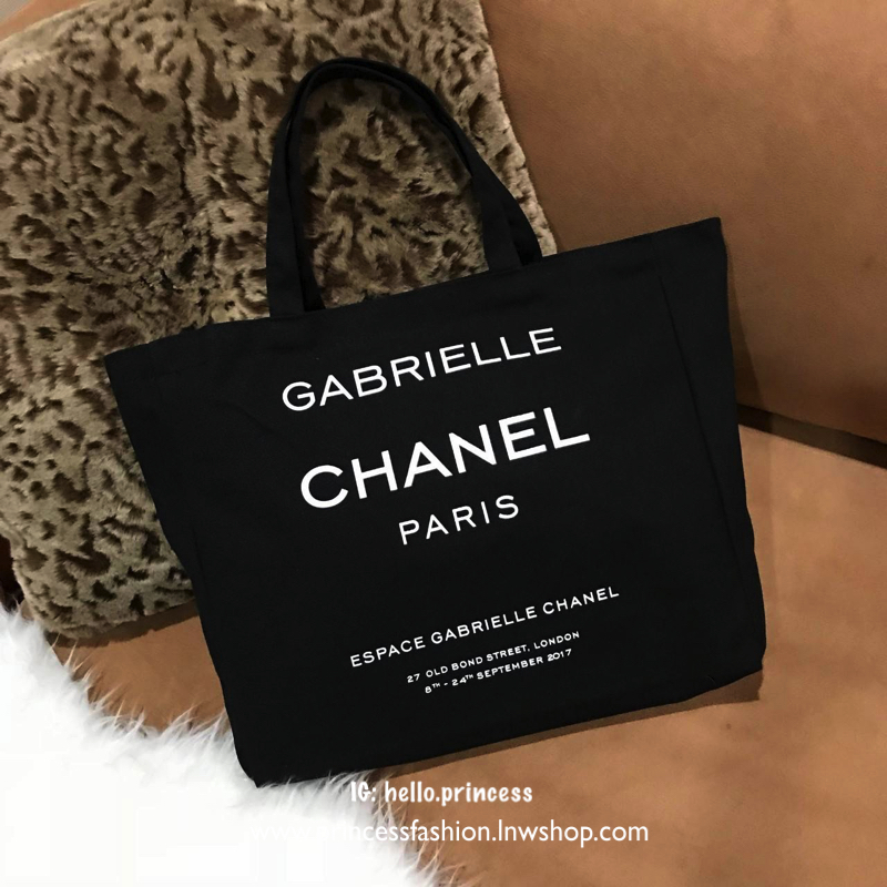 Chanel Canvas Shopping Bag Gift With Purchase (GWP) กระเป๋าสะพายทรง Shopping VIP. gift จาก Chanel Perfume วัสดุ Canvas เนื้อหนา คุณภาพ พิมพ์ลายเเบรนด์ทั้ง 2 ด้าน ดูมีดีเทล จุมาก ใส่ A4, Laptop น้ำหนักเบา Must Have !