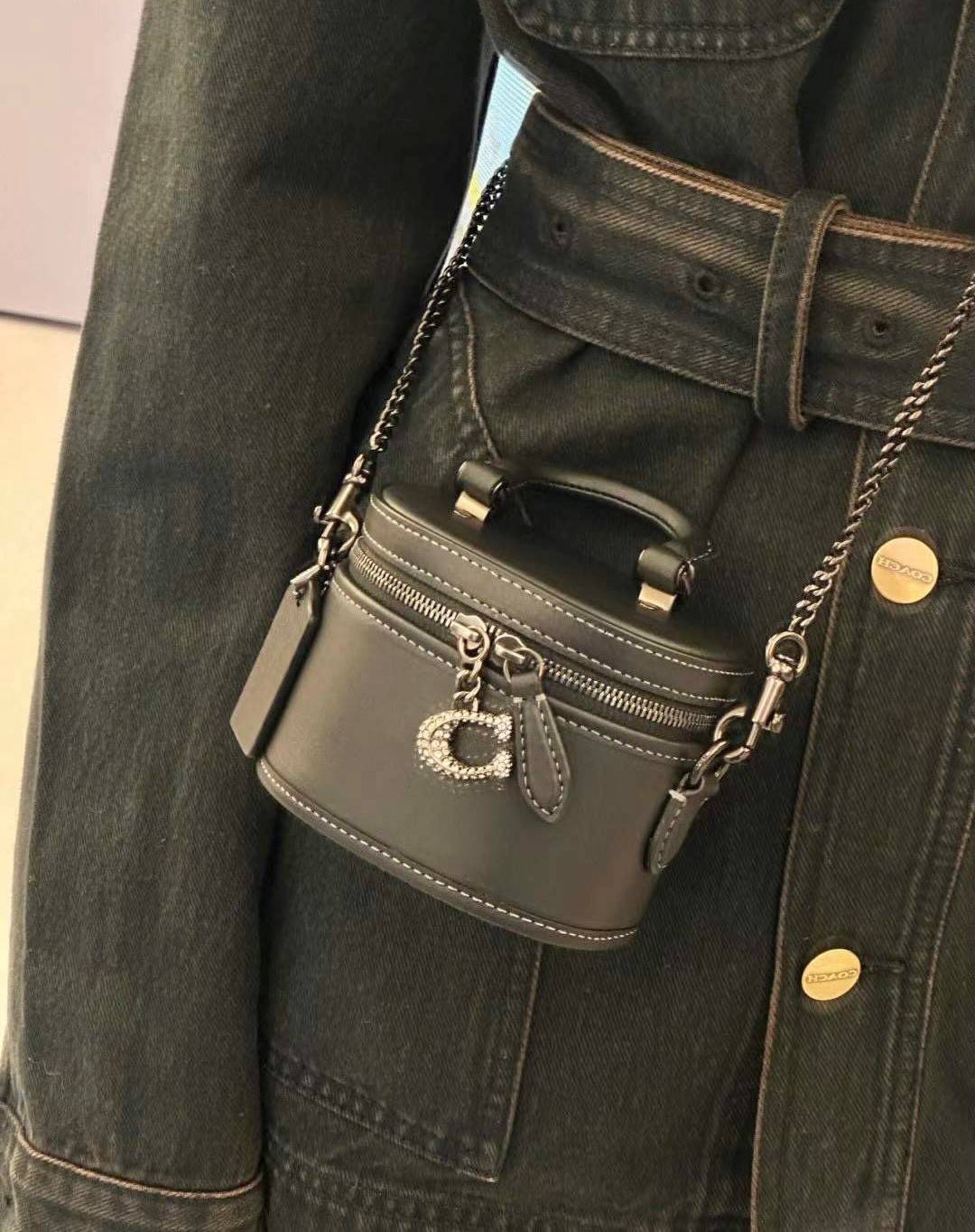 COACH TRAIL CROSSBODY 12 IN SIGNATURE CANVAS CE768 // CE769 มอบเป็นของขวัญปีนี้ รุ่นนี้ต้องเข้าแล้วล่ะคะ พร้อมส่งที่ไทยจำนวนจำกัด! ได้ล๊อตเปิดตัวราคาดีสุดมาค่ะ🎁มอบทันใช้ในช่วงเทศกาลปีใหม่นี้กันค่าา สวยไร้ที่ติ ✔️กระเป๋าใส่ของจำเป็นจุกจิก หน